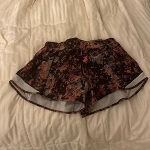 LULULEMON Hottie hots size 8 4” EUC